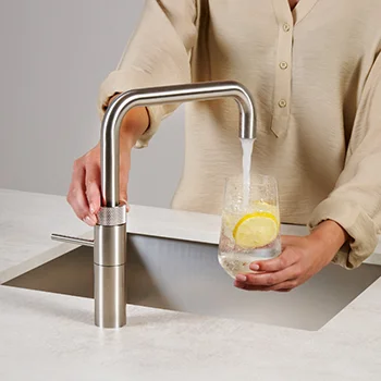 Sprudelwasser servieren
